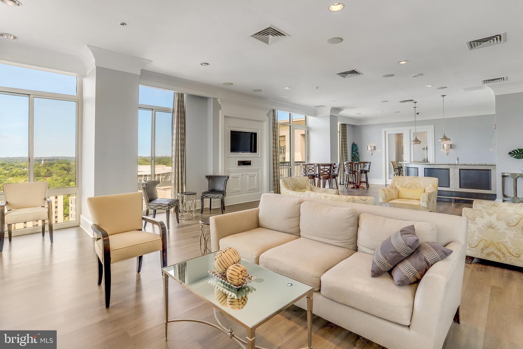 851 N Glebe ROAD Unit: 207