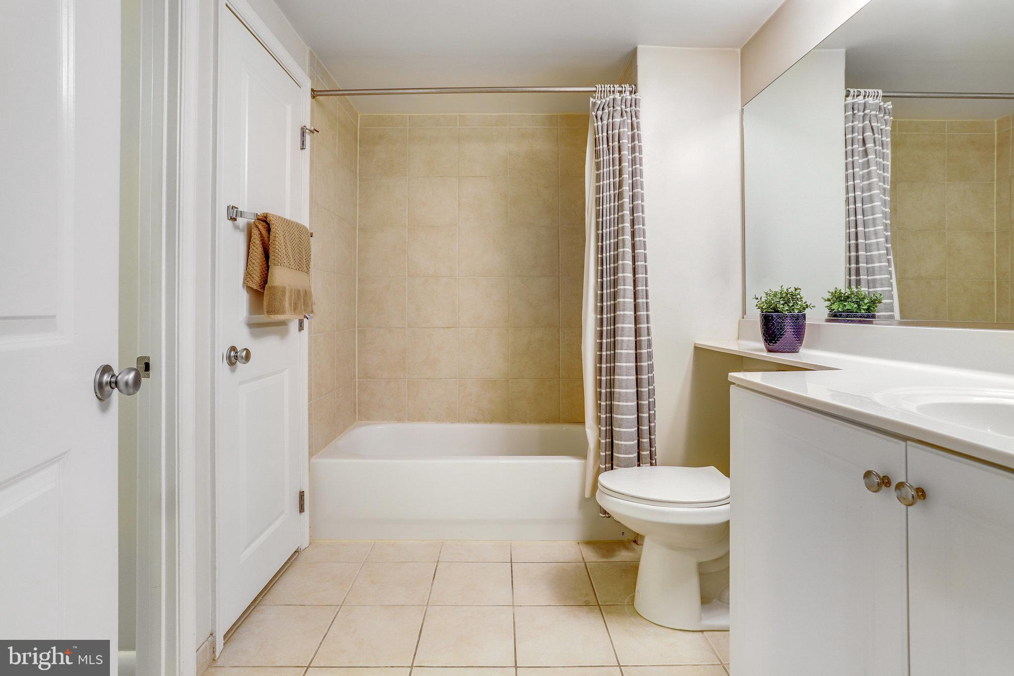 851 N Glebe ROAD Unit: 207