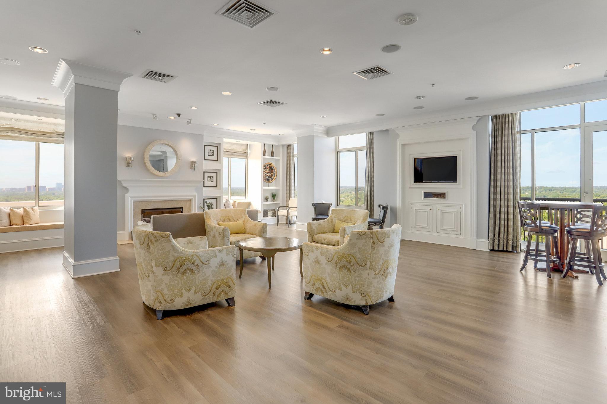 851 N Glebe ROAD Unit: 207