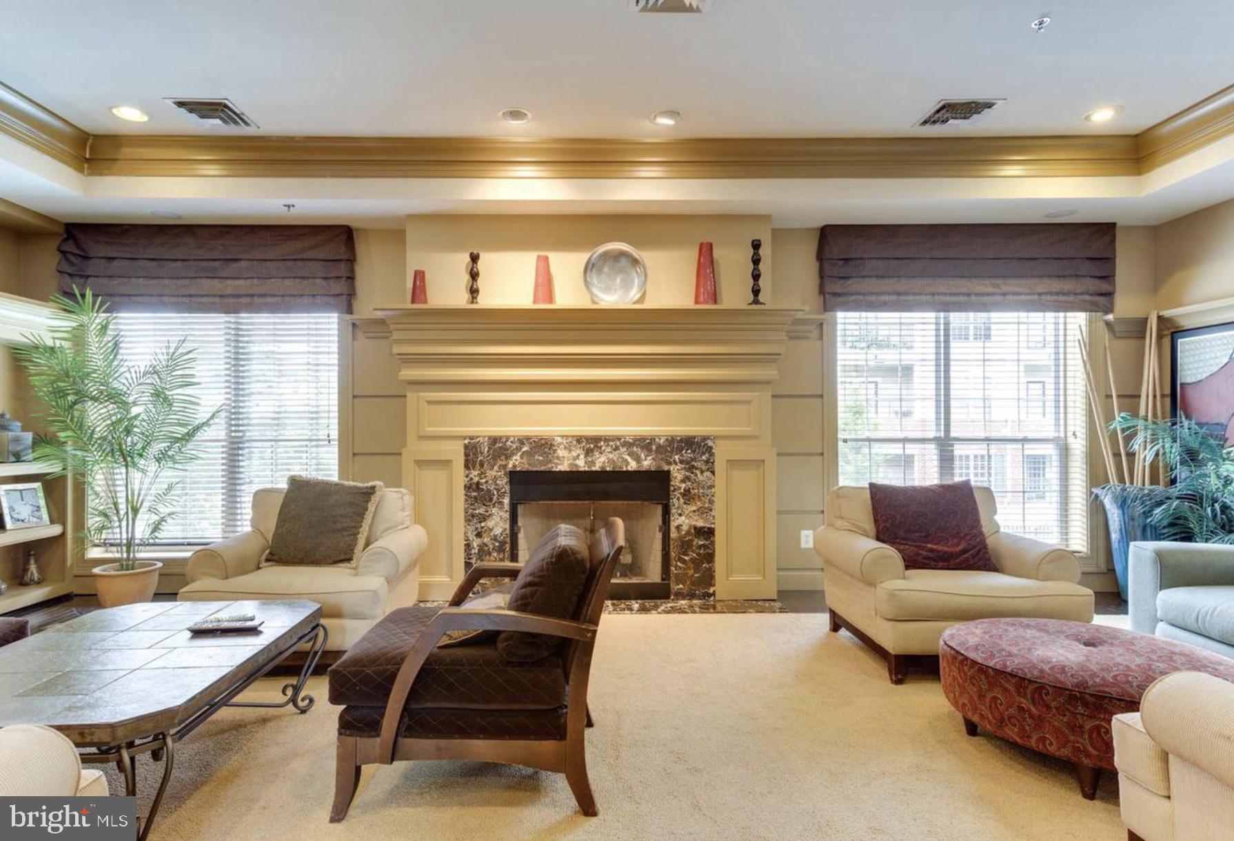 4860 Eisenhower AVENUE Unit: 175