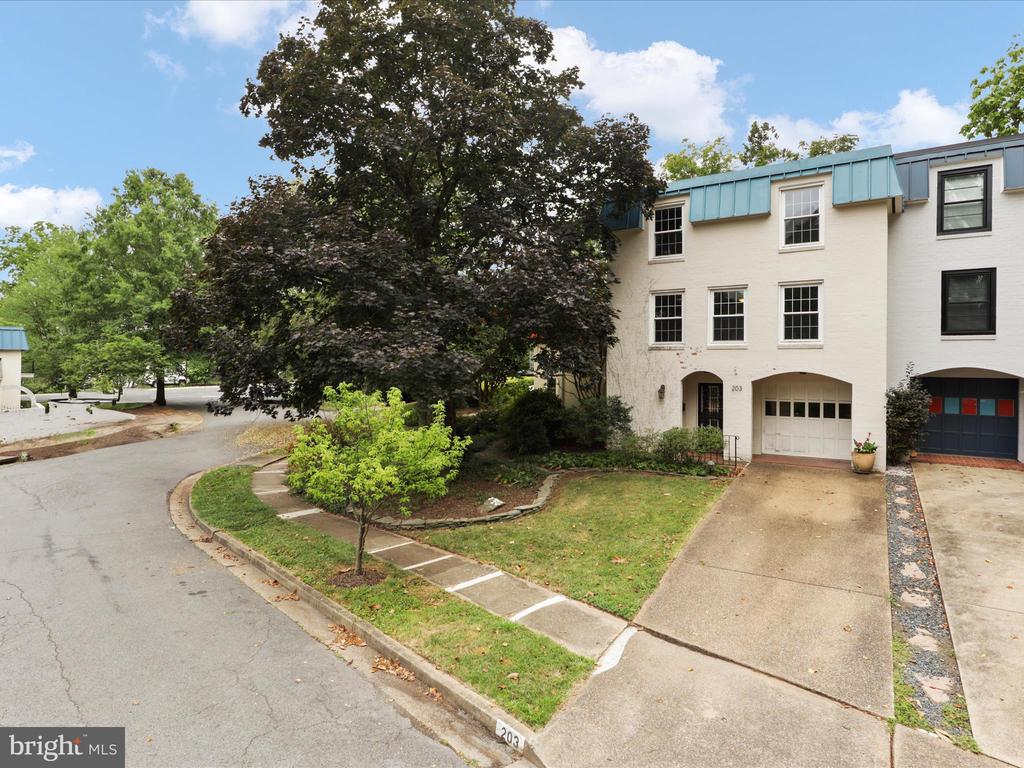 203 Garden Ct