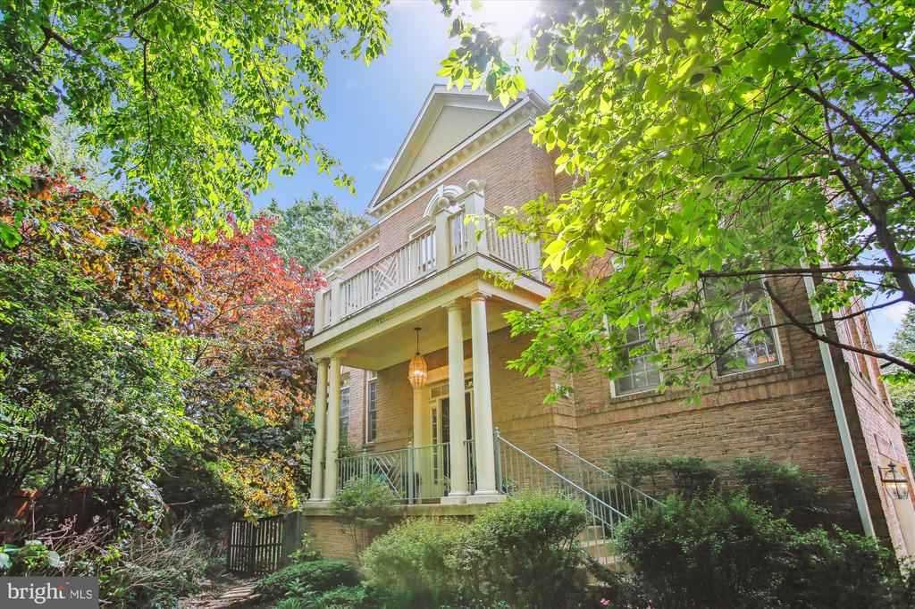 135 Rees Pl