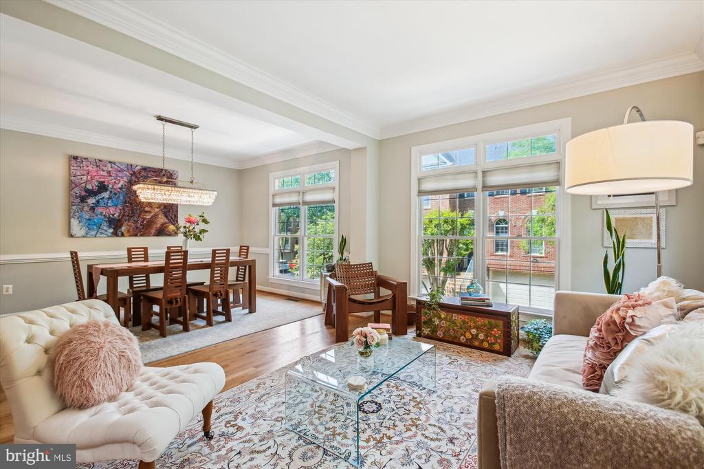 135 Rees Pl