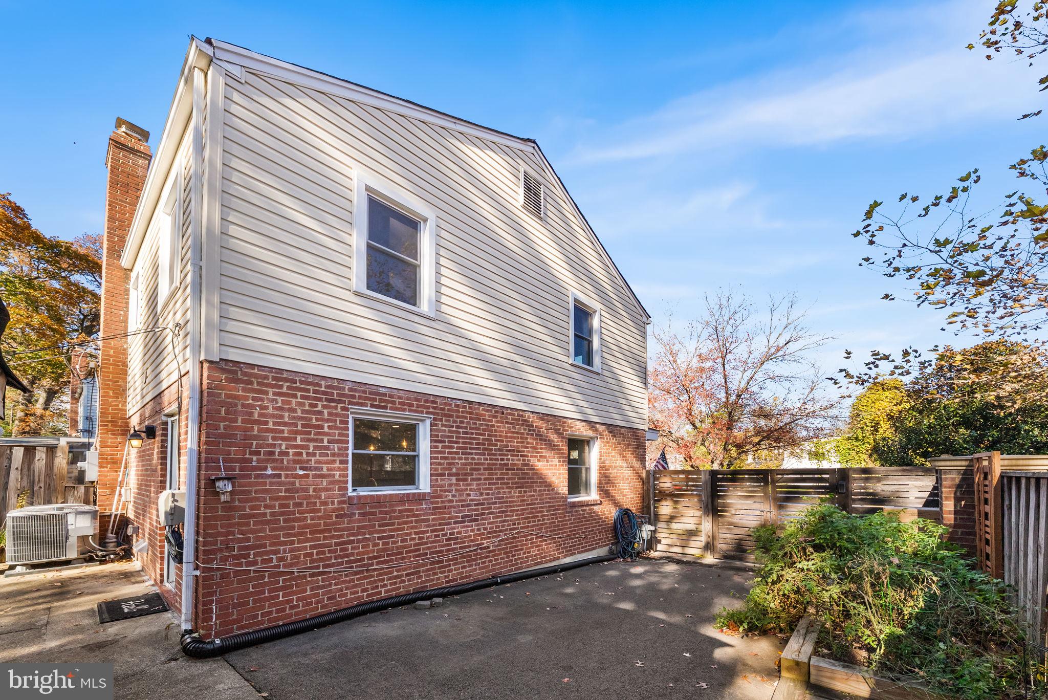 2101 FARRINGTON AVENUE