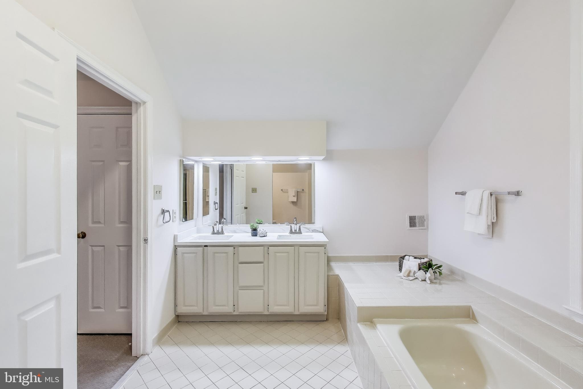 12148 Darnley Rd
