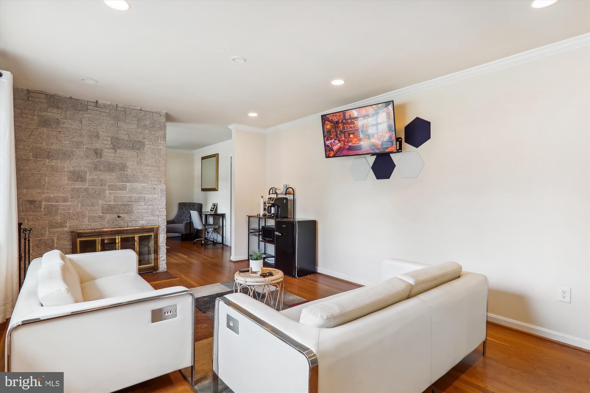 2209 ROSECROFT BOULEVARD