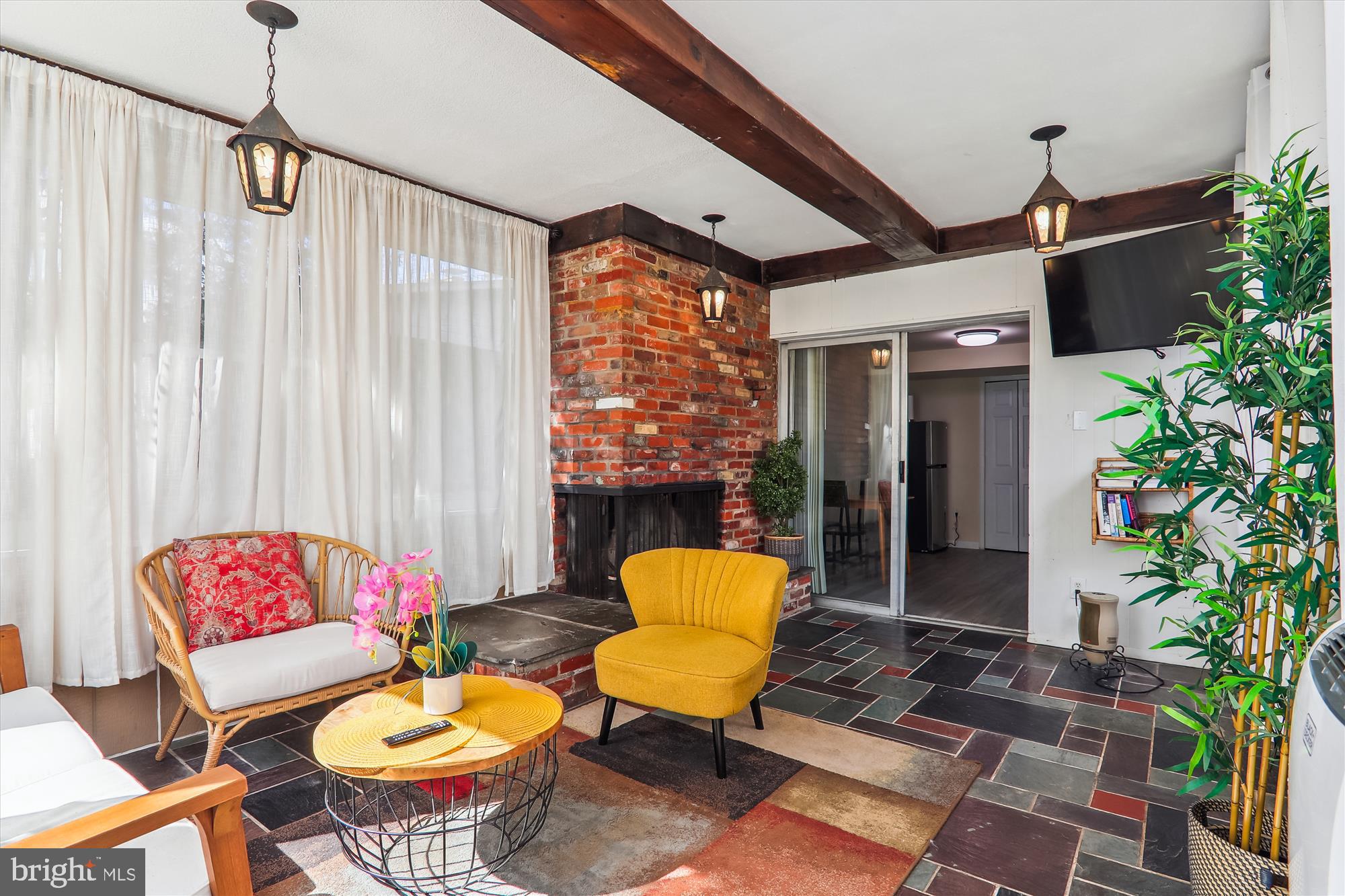 2209 ROSECROFT BOULEVARD