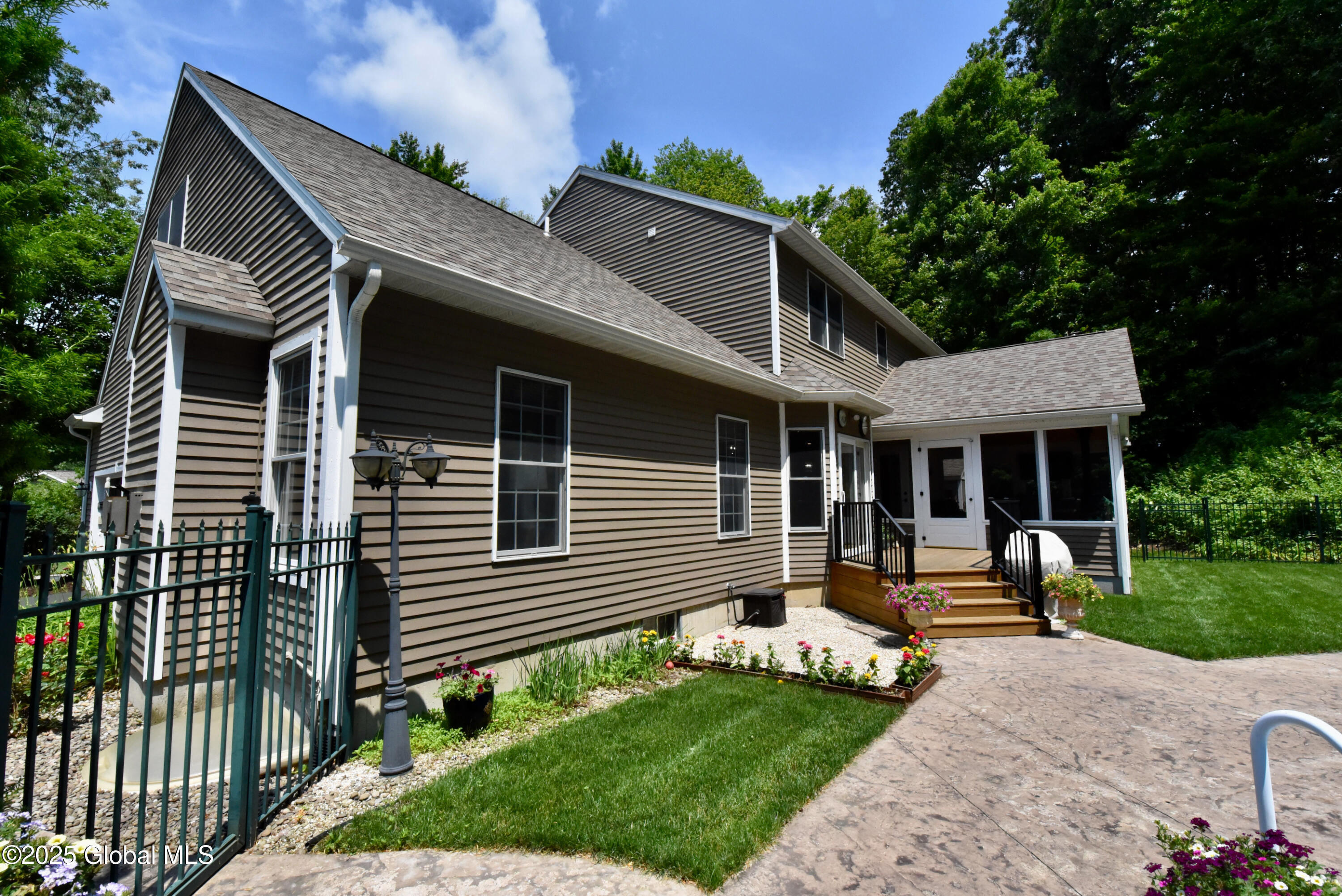 43 Leonardo Drive