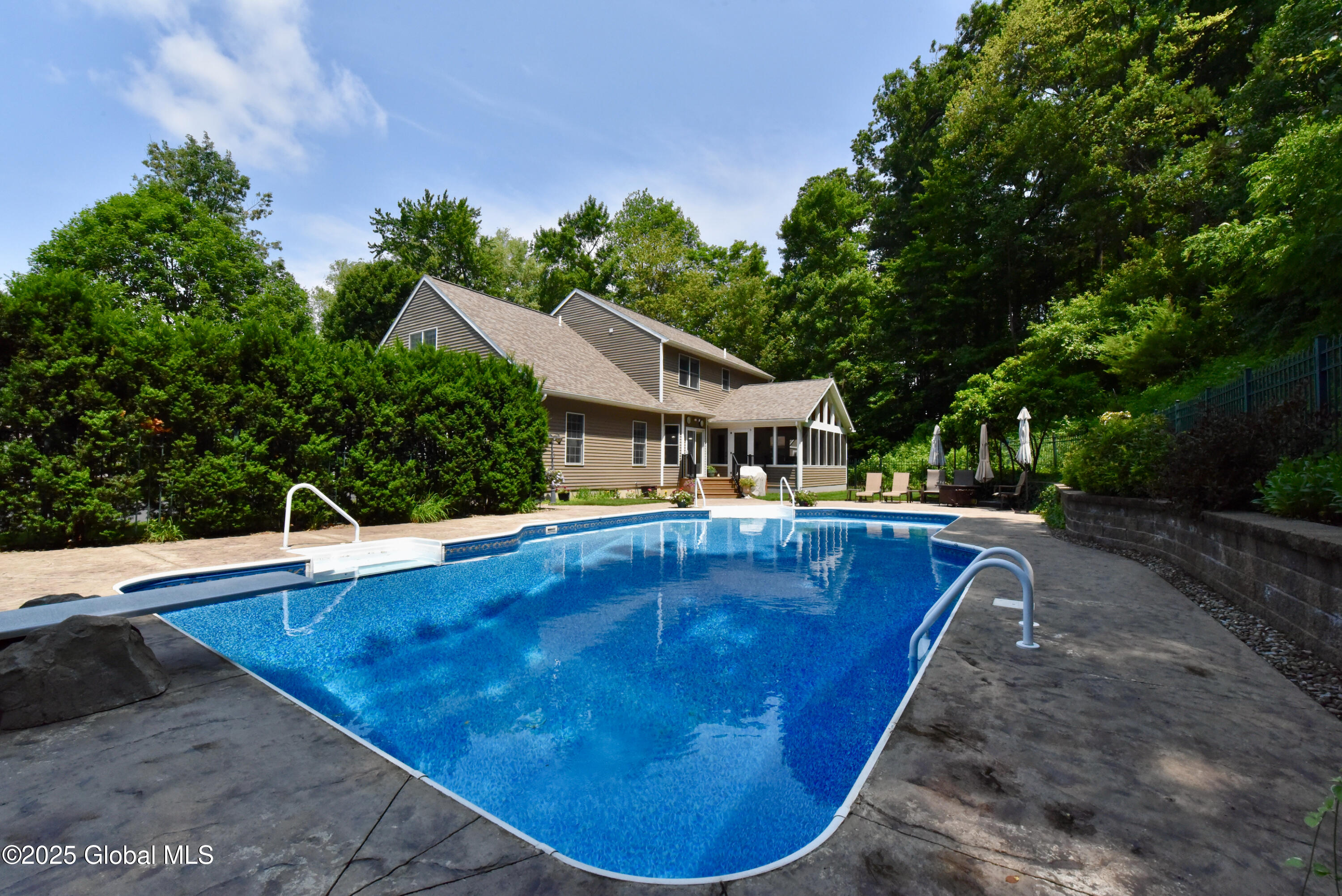 43 Leonardo Drive