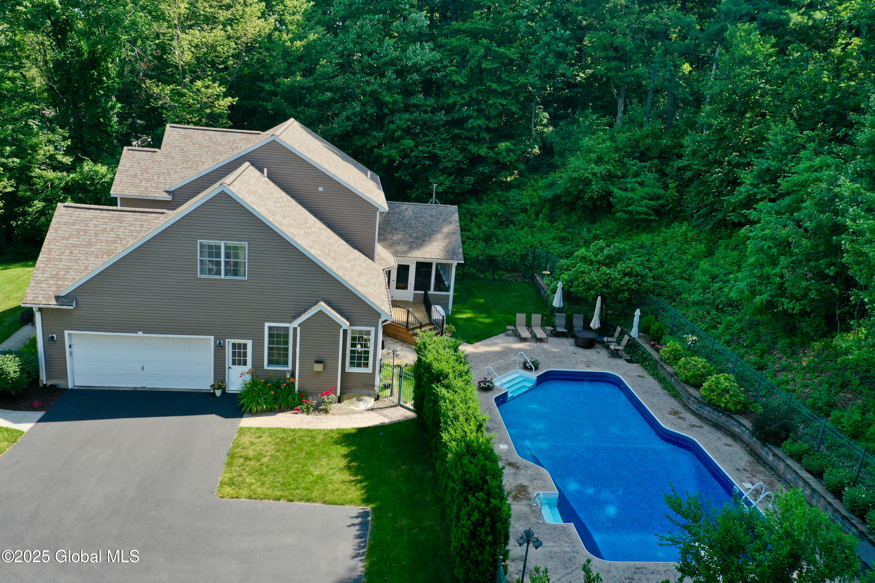 43 Leonardo Drive