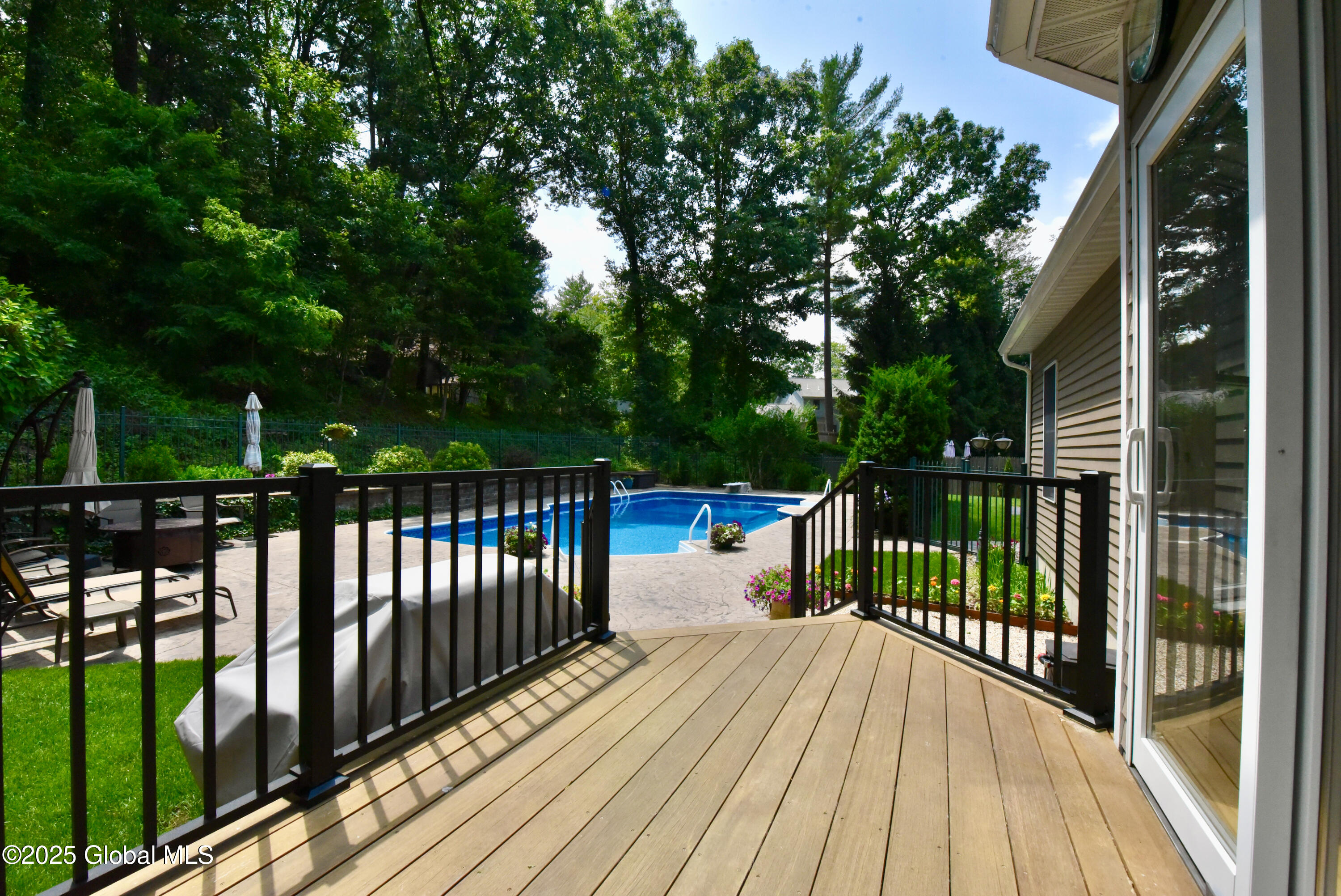 43 Leonardo Drive