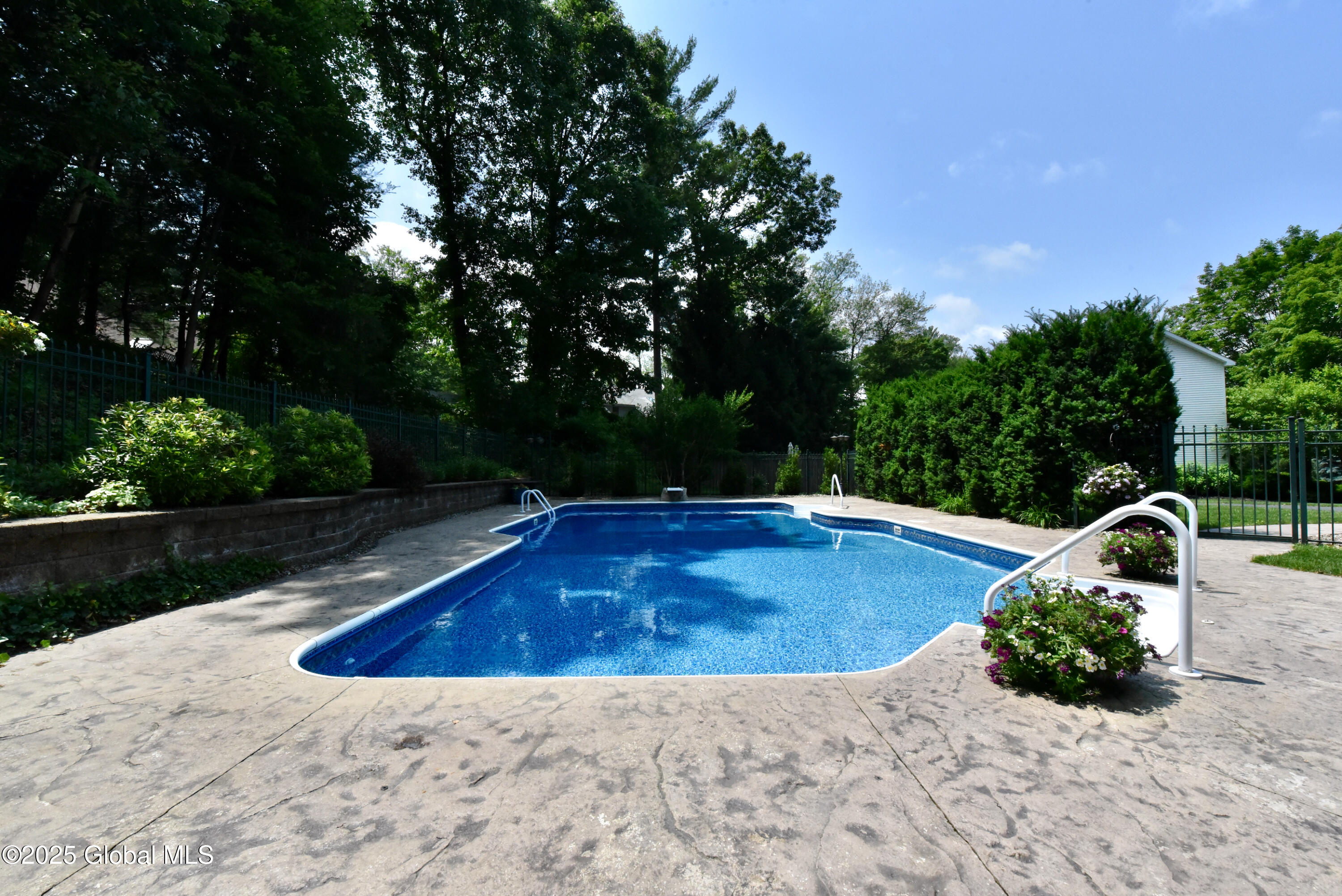 43 Leonardo Drive