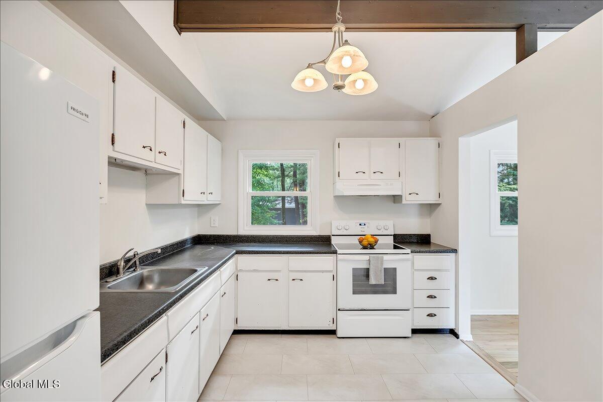 40 Oakwood Boulevard