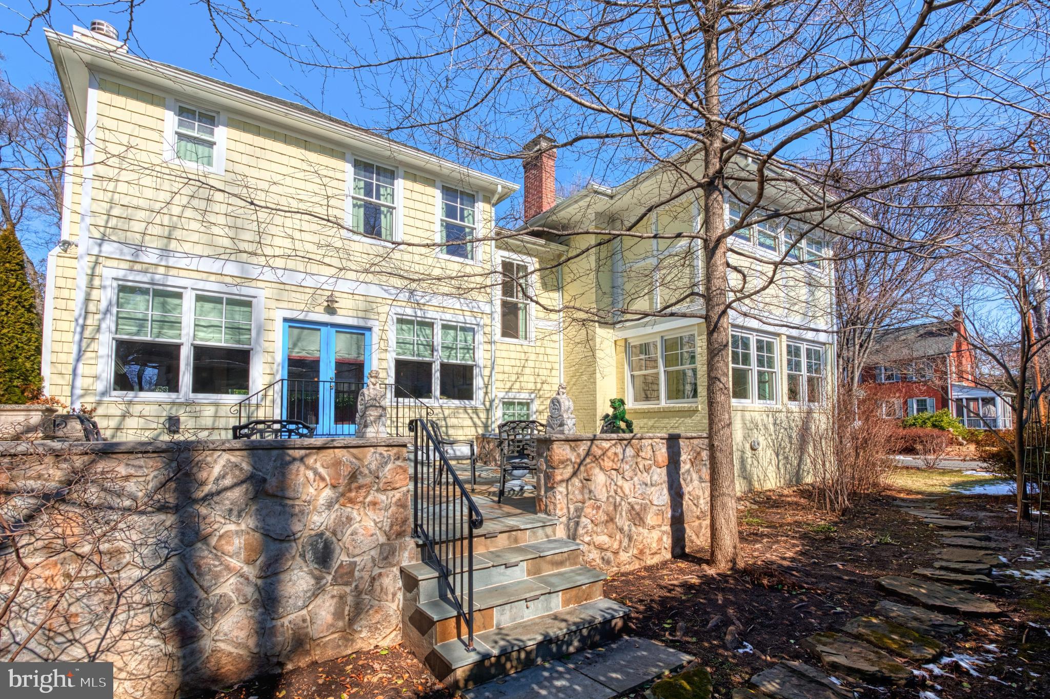 422 N Kenmore St N