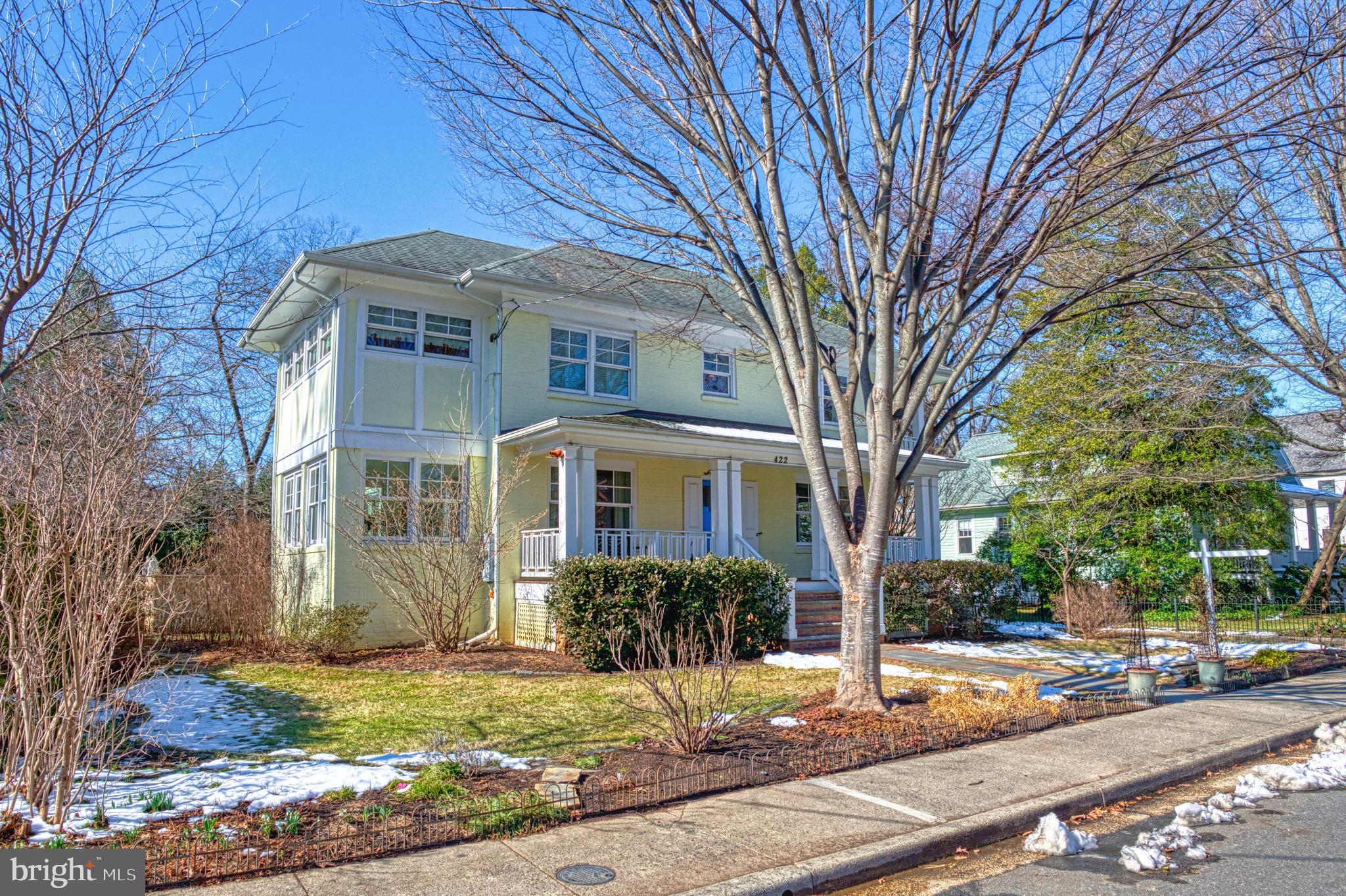 422 N Kenmore St N