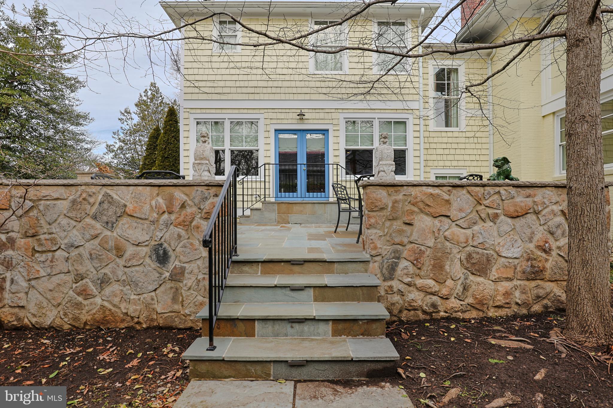 422 N Kenmore St N