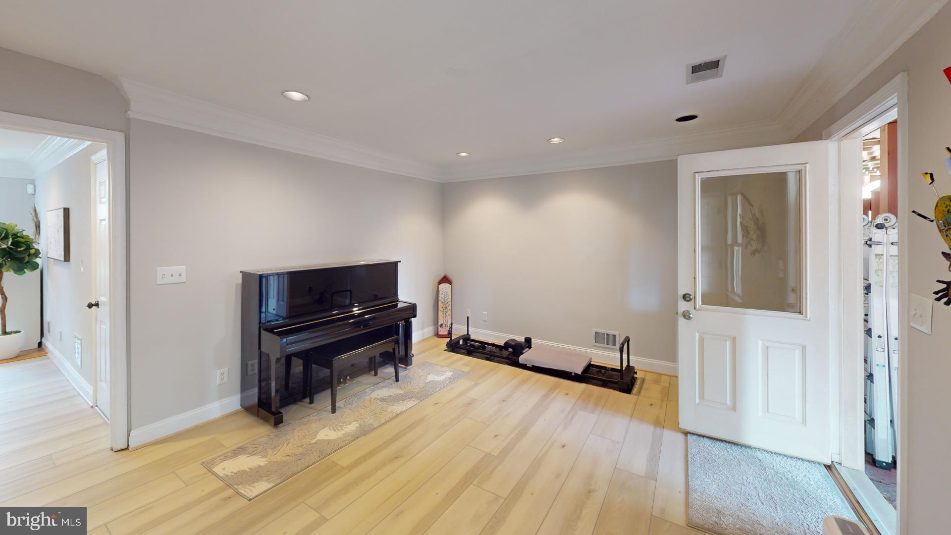 2583 James Madison Cir