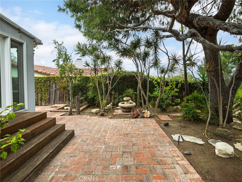 1715 W Santa Cruz Street