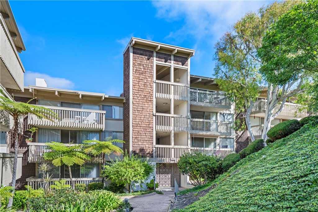 6542 Ocean Crest D208