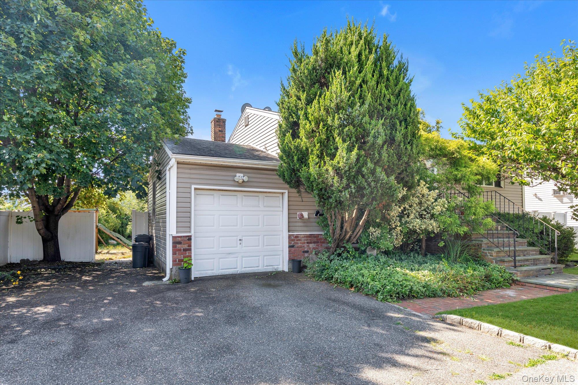 261 E Hoffman Avenue