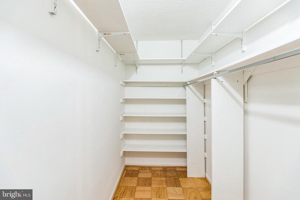 1121 University Blvd W #915-B