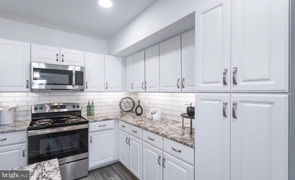 19520 VILLAGE WALK 3-106