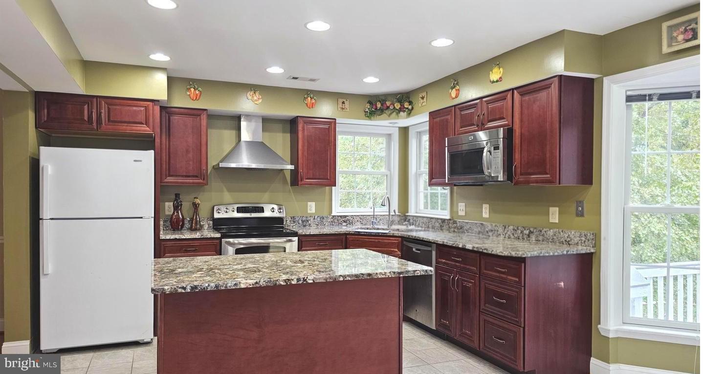 10 FOREST BROOK COURT