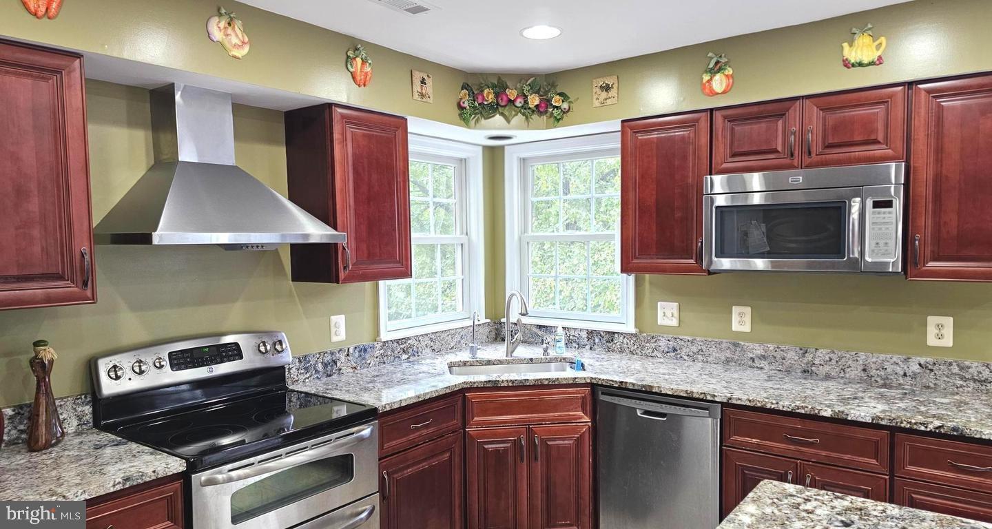 10 FOREST BROOK COURT