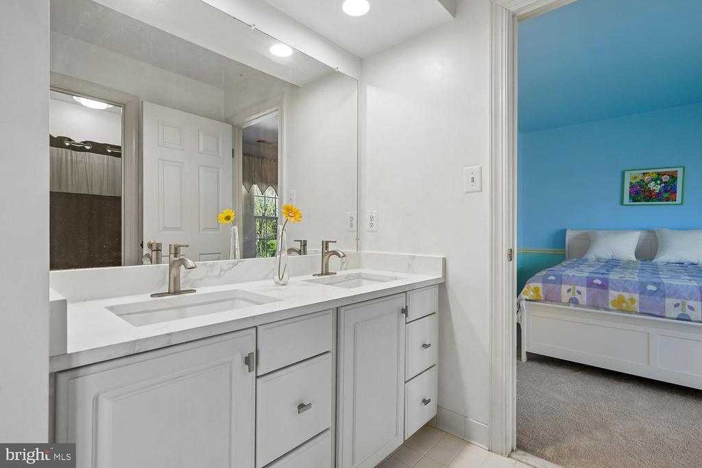 13236 MAPLECREST DRIVE