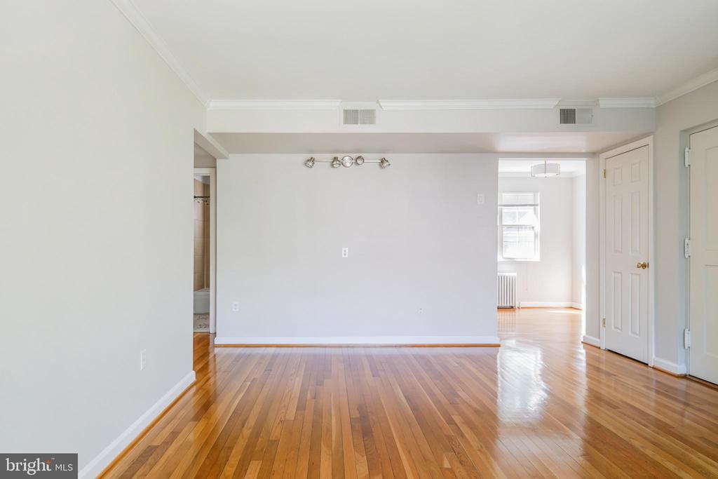 1224 MEADE STREET N ES202