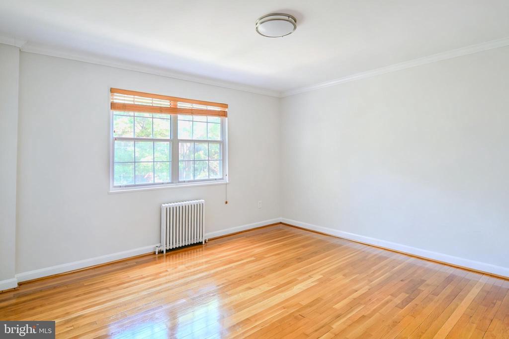 1224 MEADE STREET N ES202