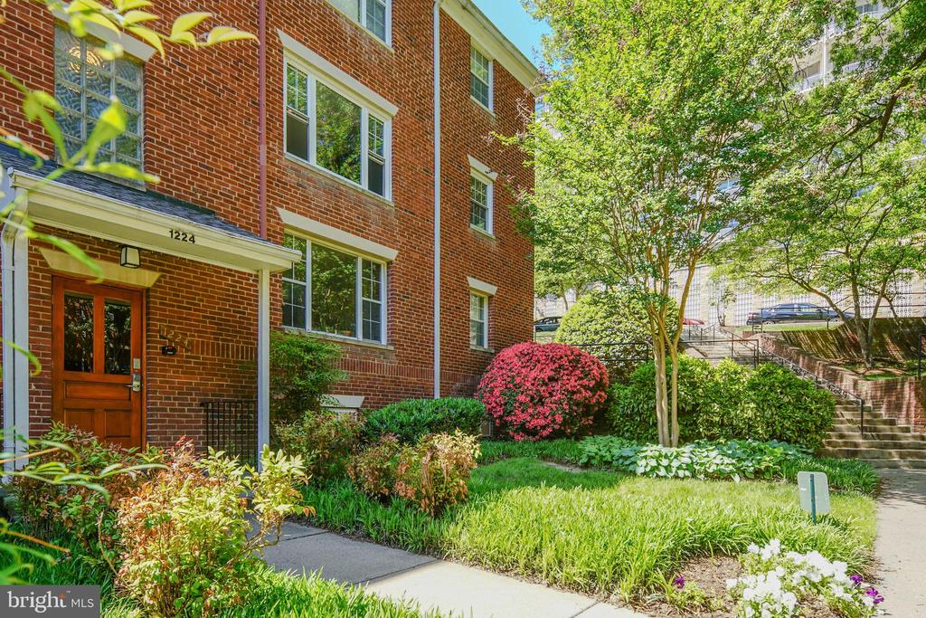 1224 MEADE STREET N ES202