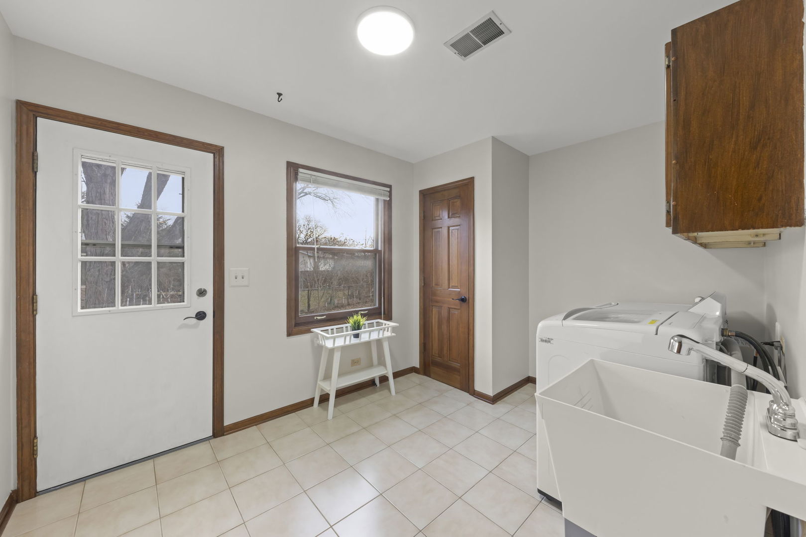 1125 Huntleigh Drive