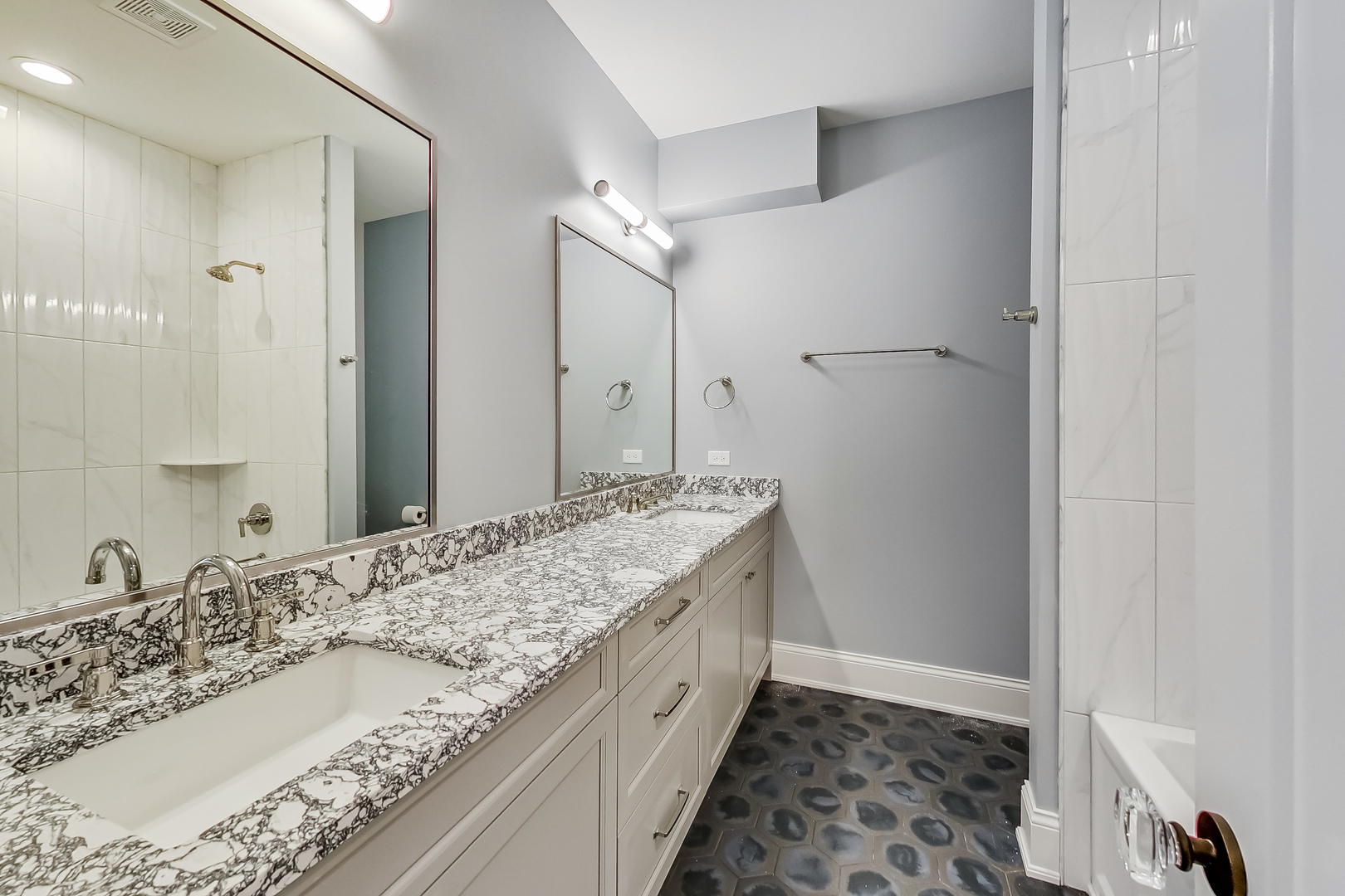 936 E Chicago Avenue