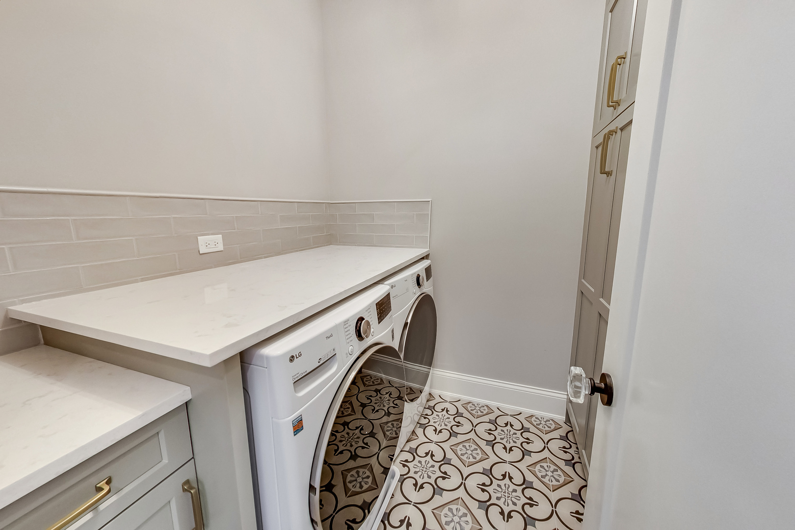 936 E Chicago Avenue