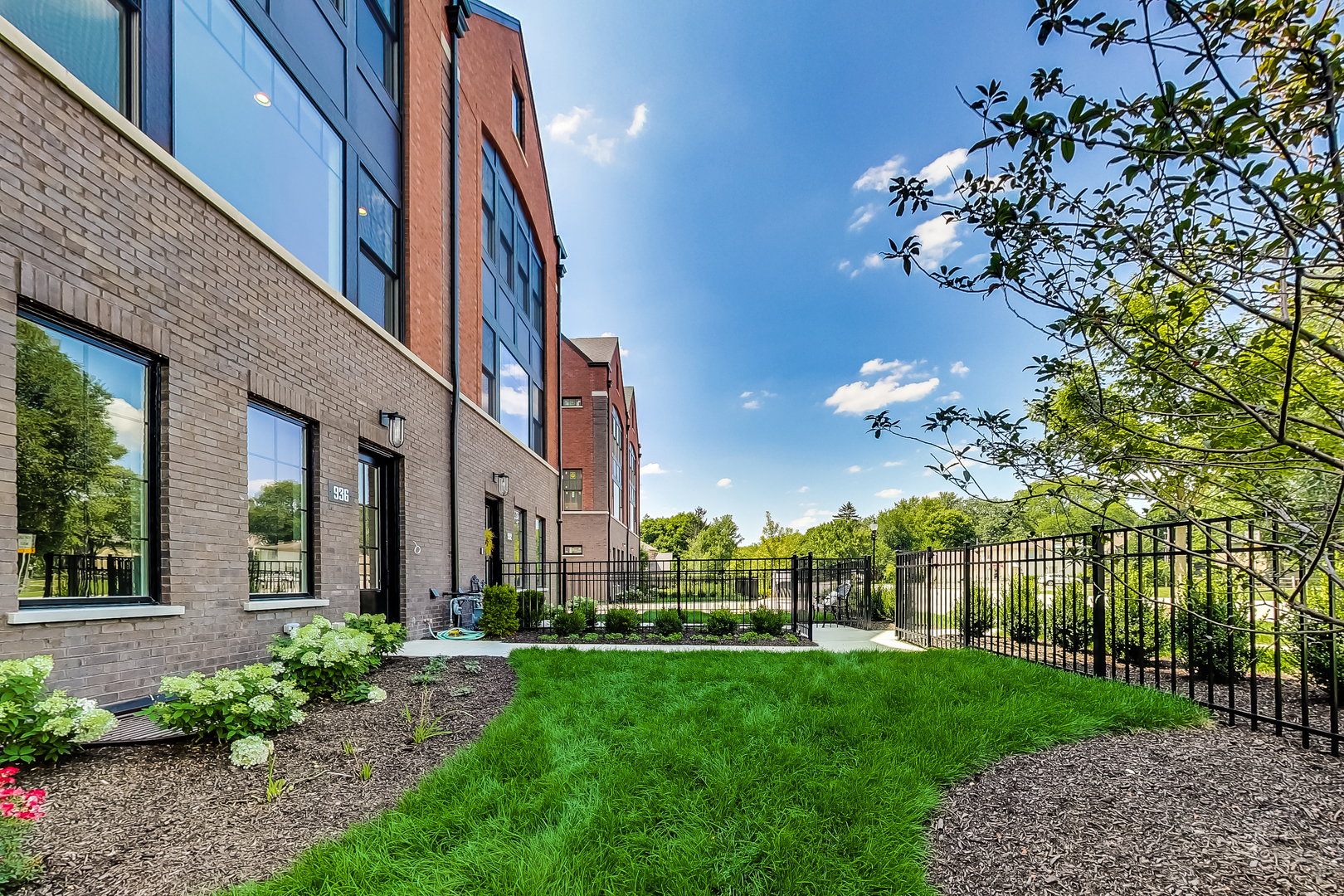 936 E Chicago Avenue