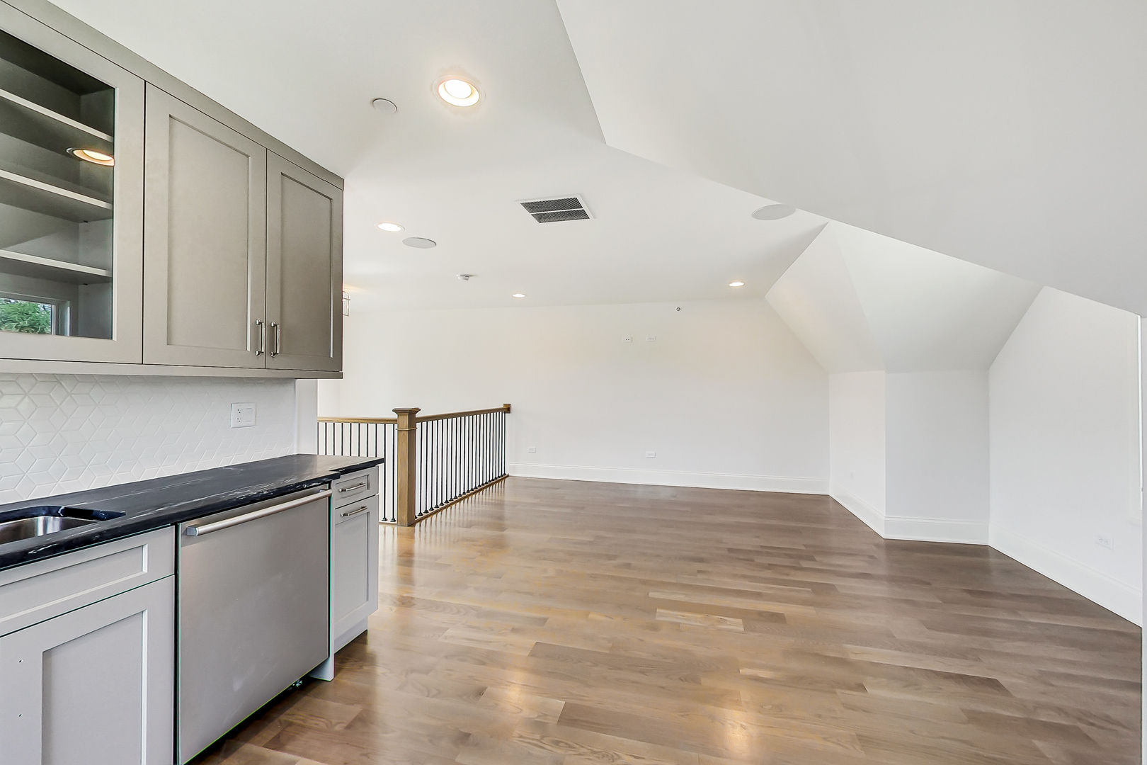 936 E Chicago Avenue