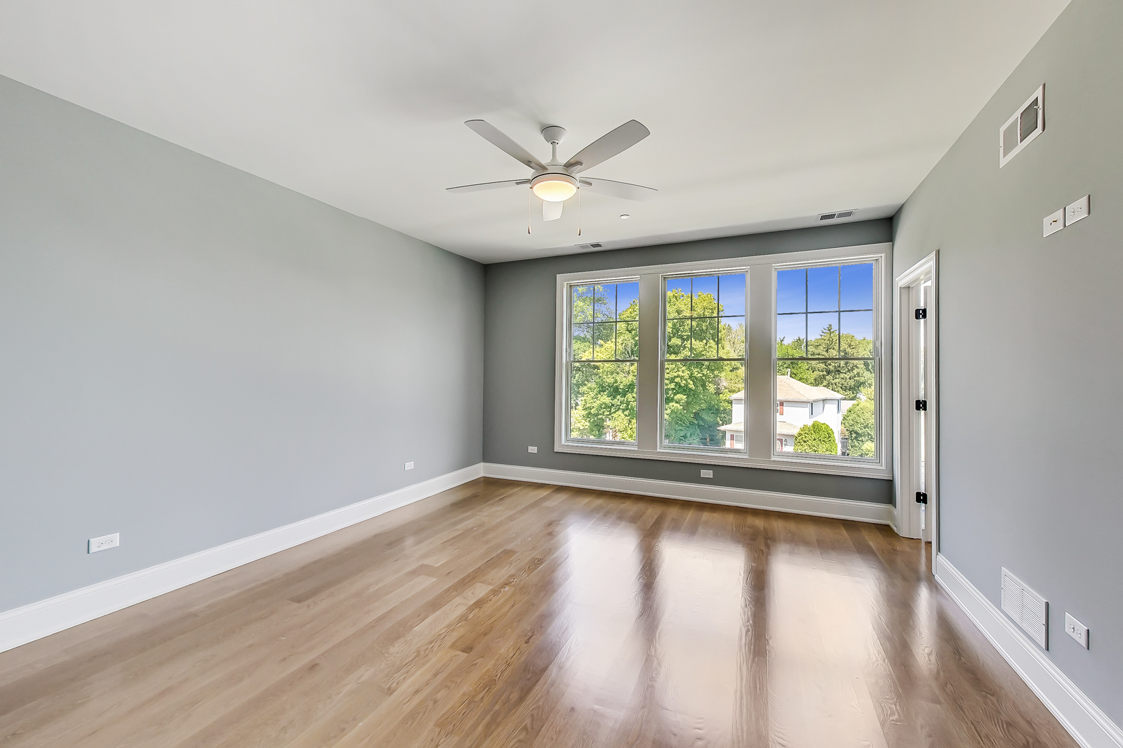 936 E Chicago Avenue