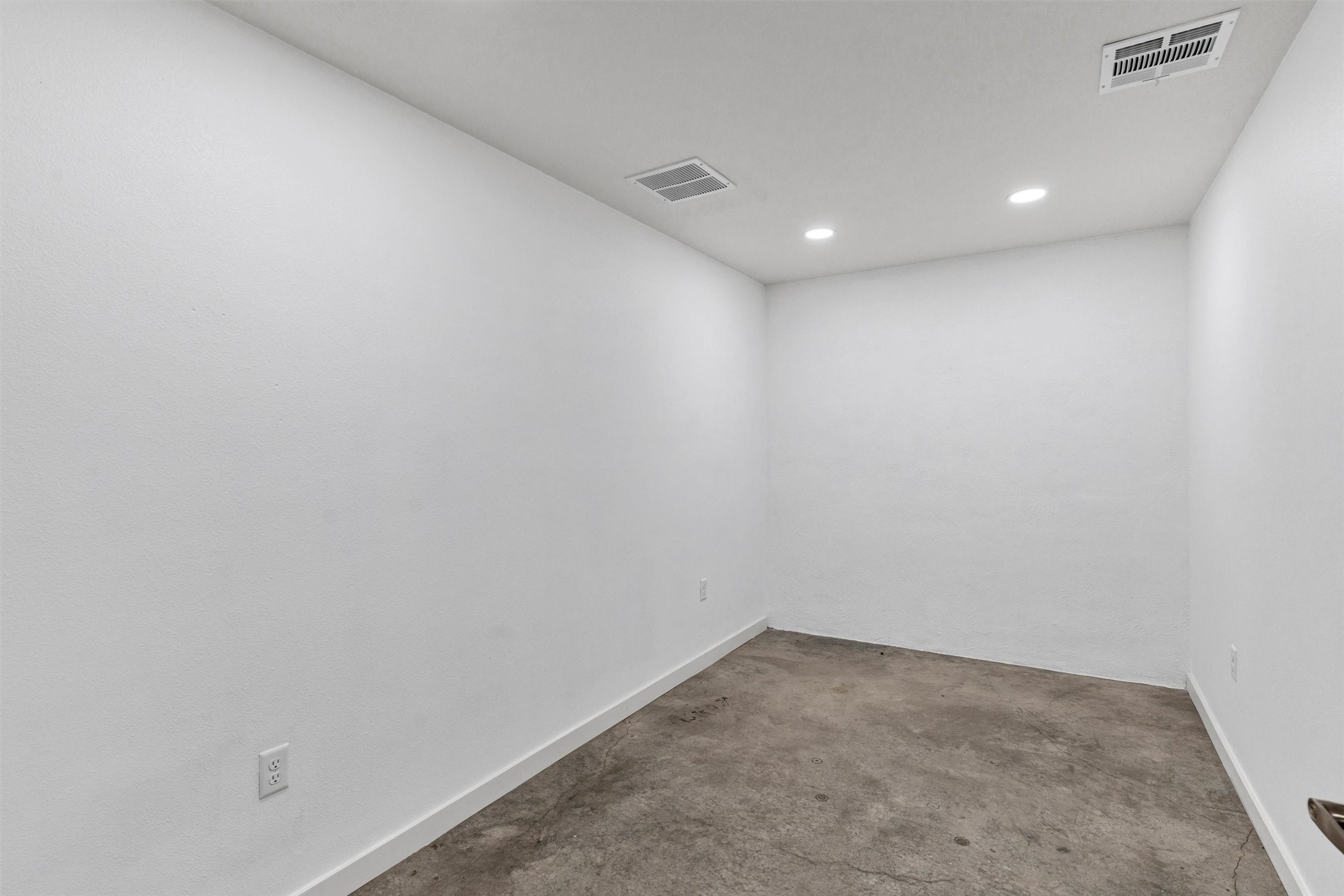 1555 Woodmere Trail 102