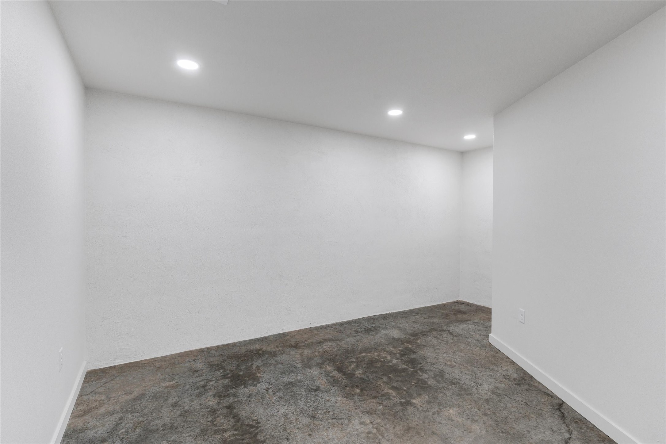 1555 Woodmere Trail 102