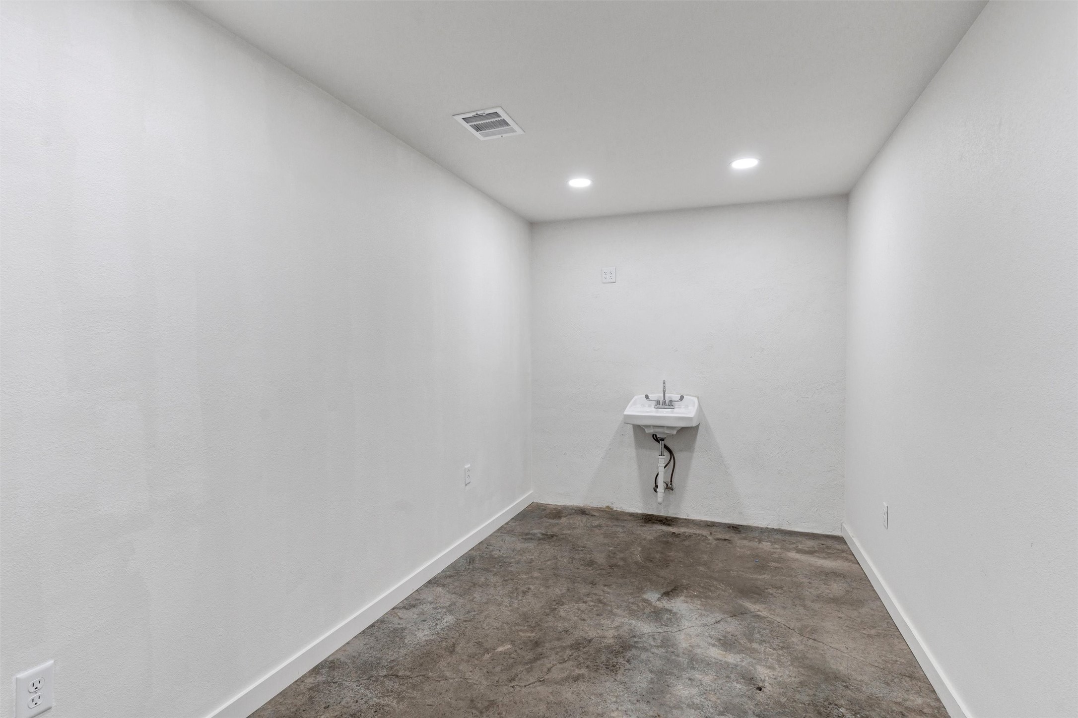 1555 Woodmere Trail 102