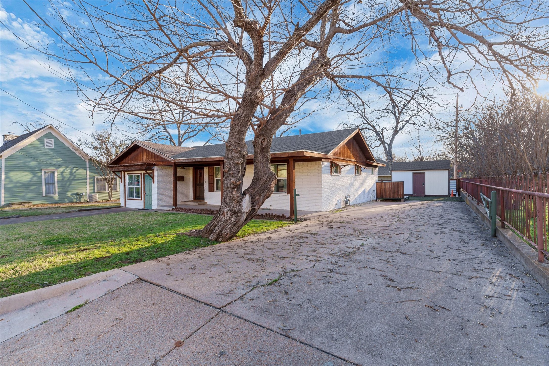 212 N Crockett Street