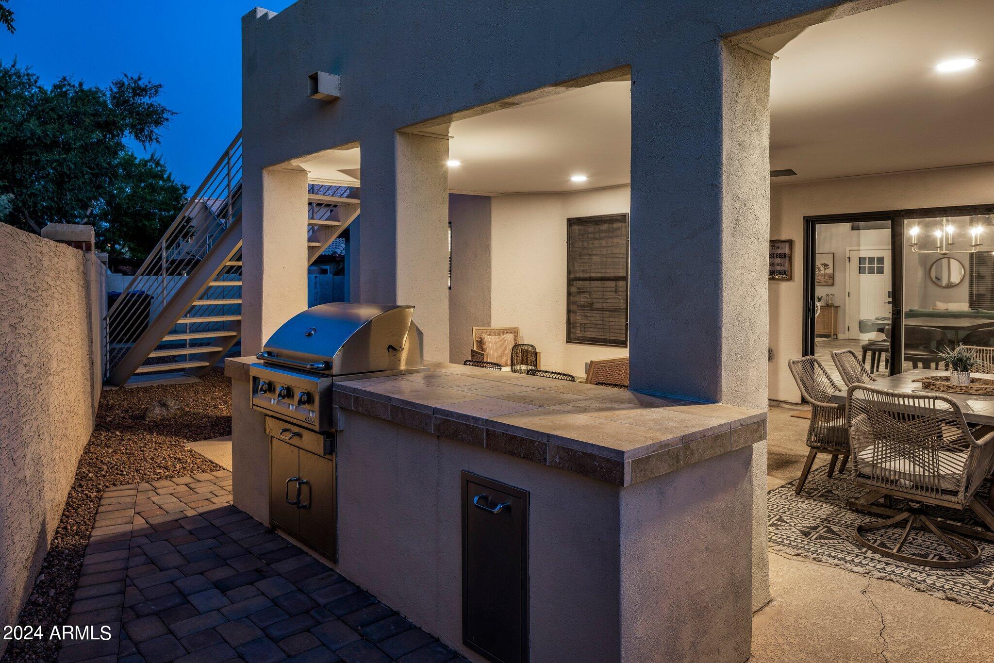 1218 W ROYAL PALMS Court