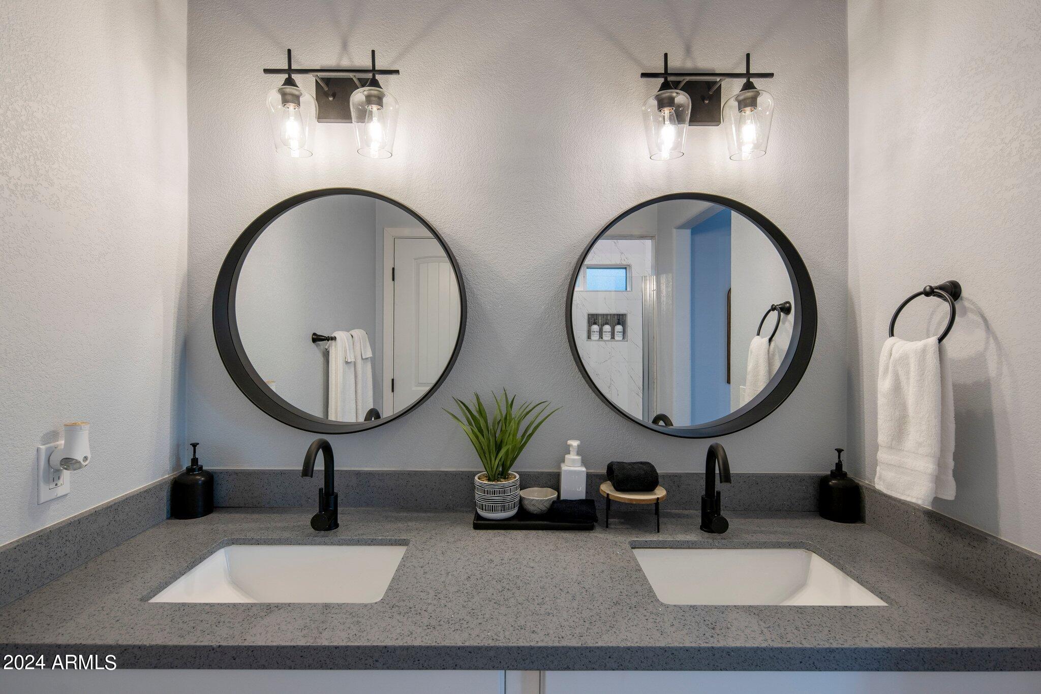 1218 W ROYAL PALMS Court