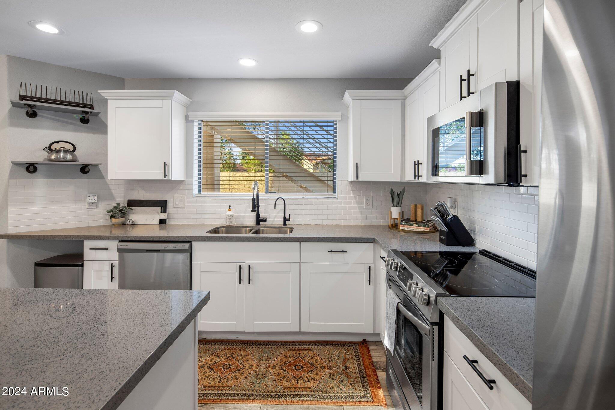 1218 W ROYAL PALMS Court