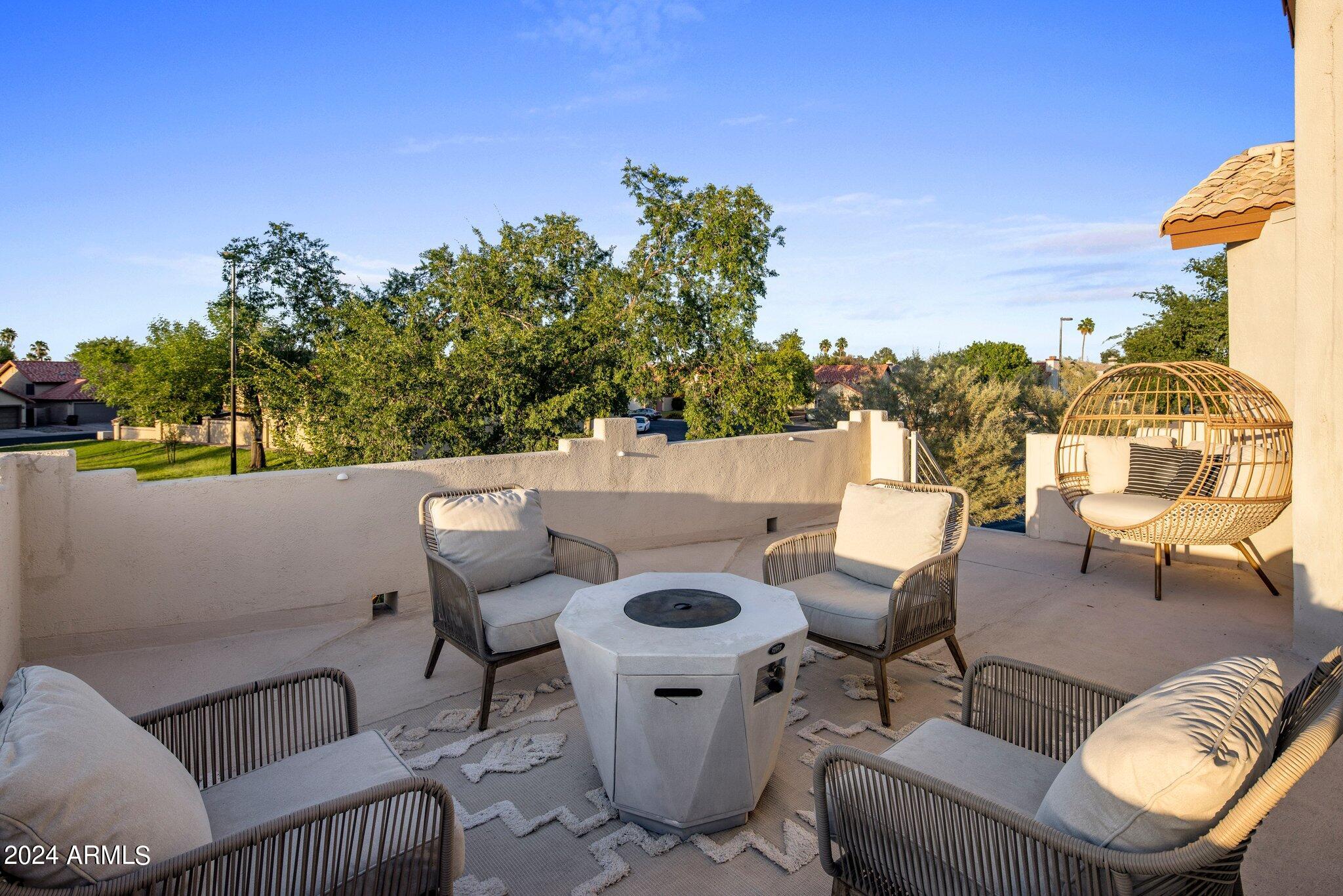 1218 W ROYAL PALMS Court