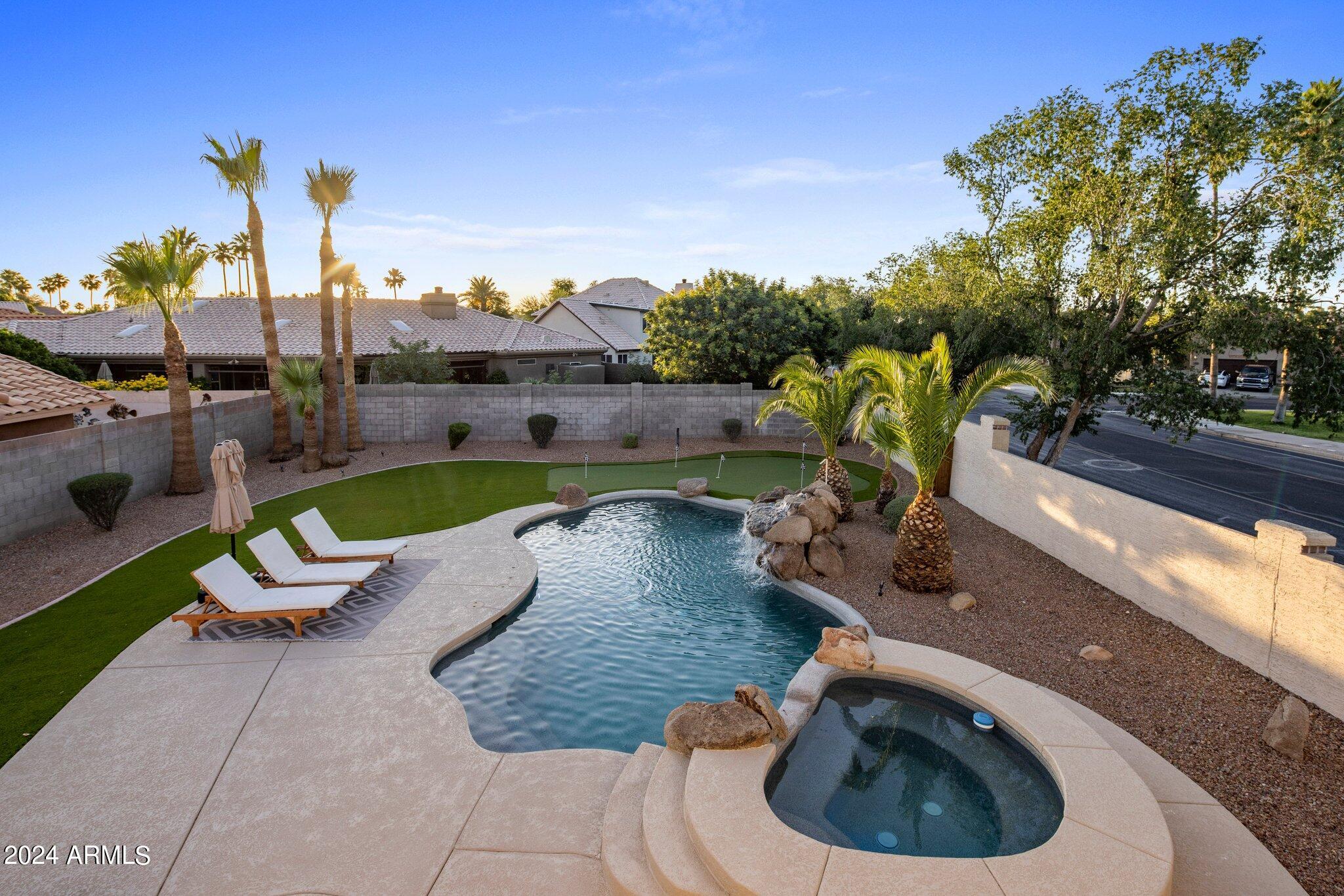 1218 W ROYAL PALMS Court