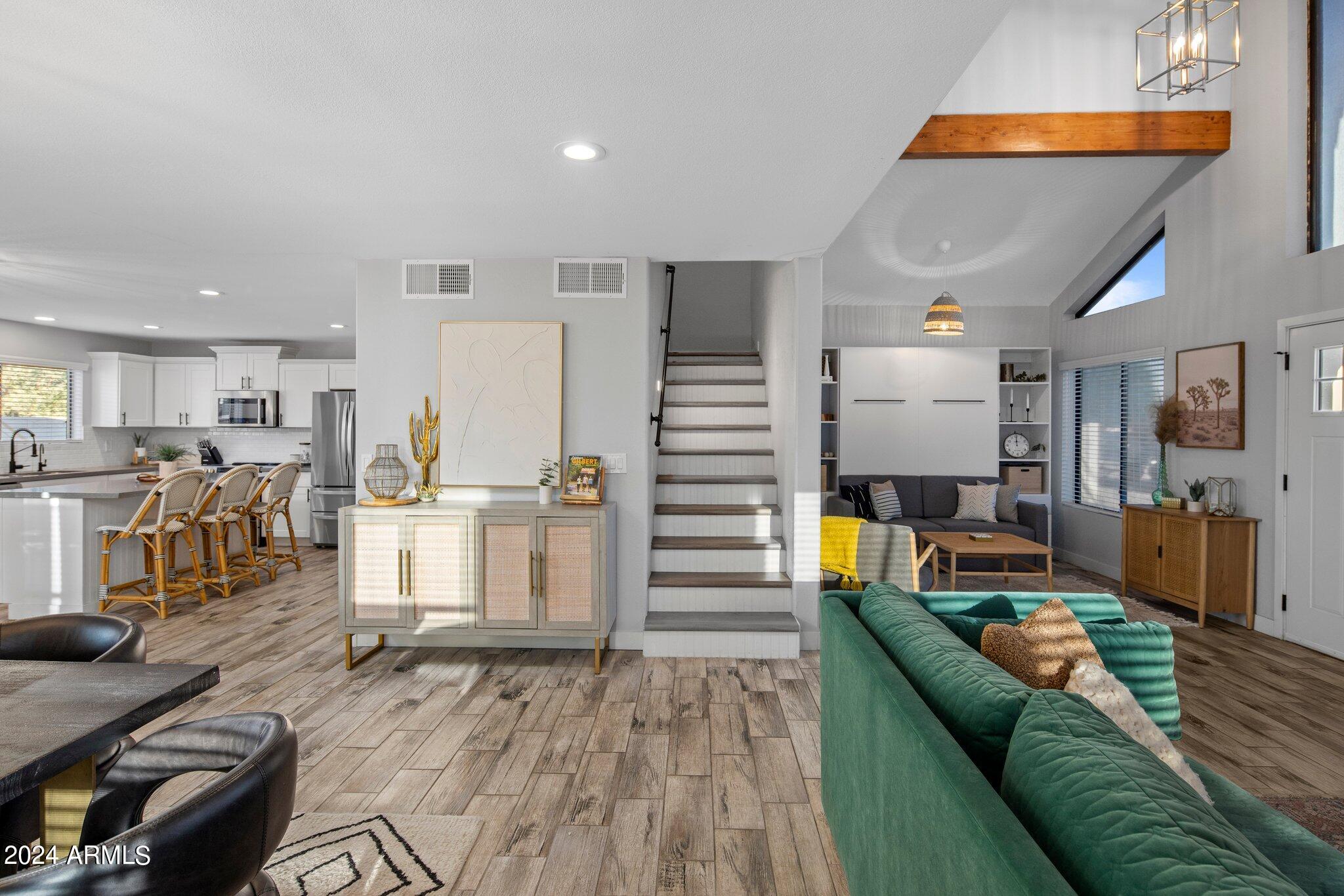 1218 W ROYAL PALMS Court