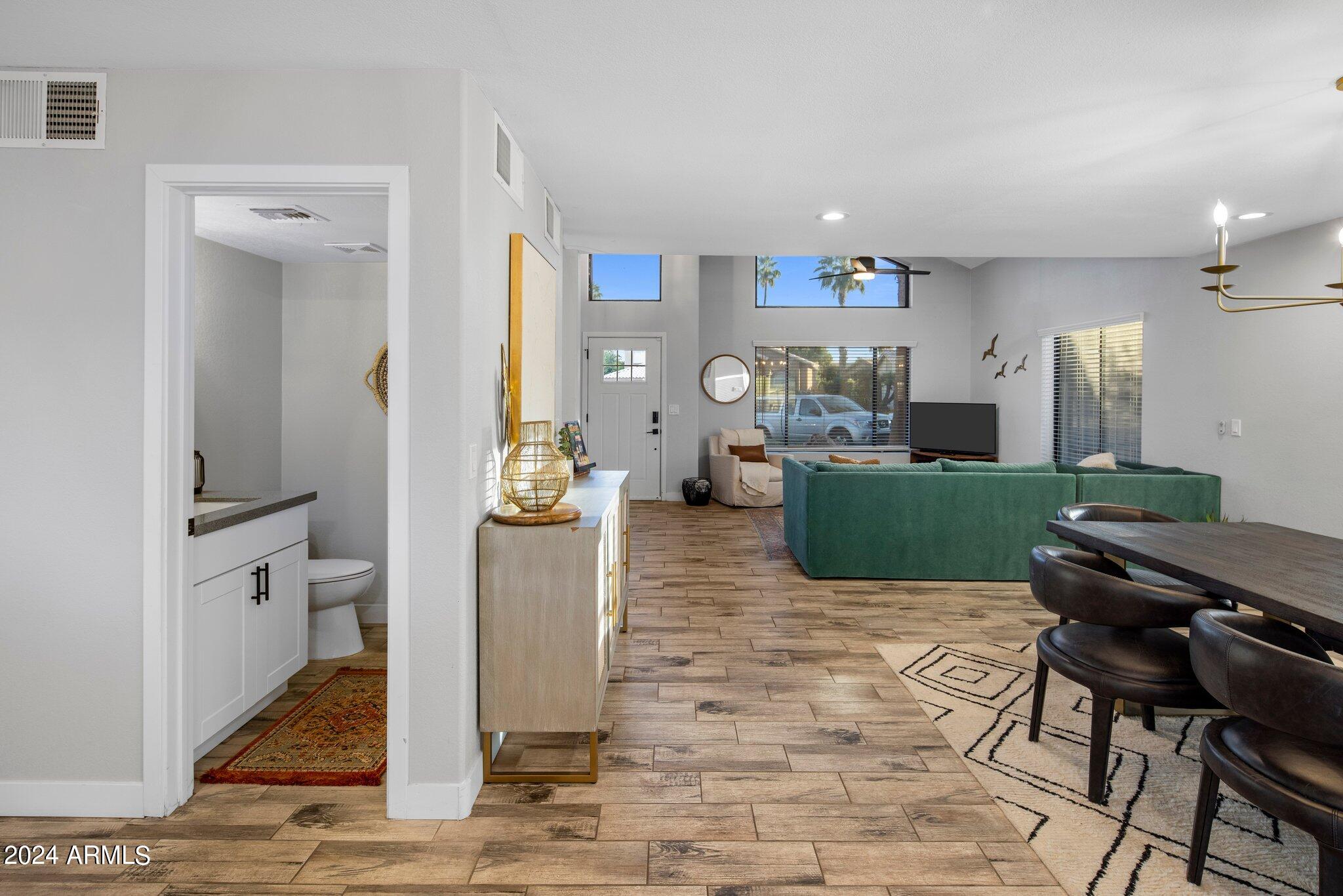 1218 W ROYAL PALMS Court