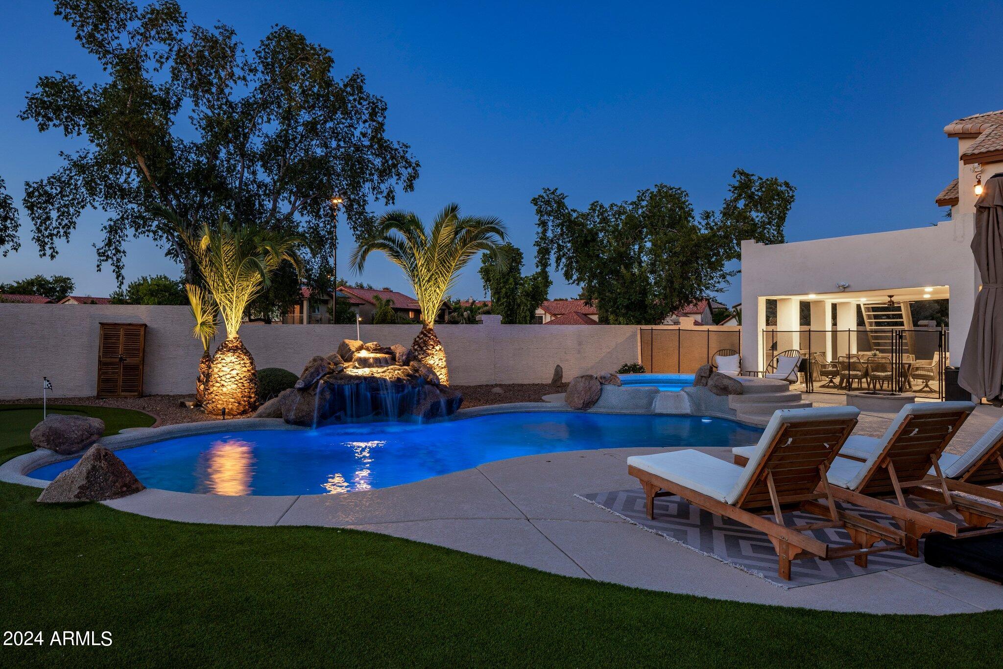 1218 W ROYAL PALMS Court